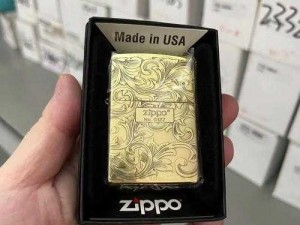 ysl 热门蜜桃色 zippo，外壳采用纯铜打造，耐磨耐用，搭配上独特的蜜桃色涂层，更显时尚与个性